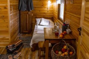 Habitación con cama y mesa con una cesta de fruta en Maciejówka Borki 33, en Borki
