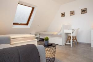 ein Wohnzimmer mit einem Sofa und einem Tisch in der Unterkunft 1-Zimmer Apartment in Top Lage in Filderstadt in Filderstadt