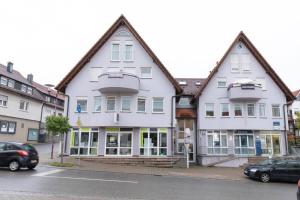 zwei weiße Gebäude am Straßenrand in der Unterkunft 1-Zimmer Apartment in Top Lage in Filderstadt in Filderstadt