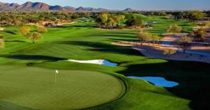 uma vista aérea de um campo de golfe com um verde em Holiday Inn Express Hotel & Suites Scottsdale - Old Town, an IHG Hotel em Scottsdale