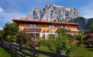 una casa con una montaña en el fondo en Haus Lorea Ehrwald, en Ehrwald