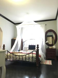 ein Schlafzimmer mit einem Himmelbett in der Unterkunft Heavenly Suite in Little Havana Free Parking - 1S in Miami