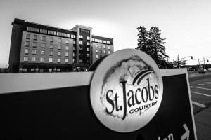 ウォータールーにあるStaybridge Suites - Waterloo - St. Jacobs Areaの建物前蝦夷会社の看板