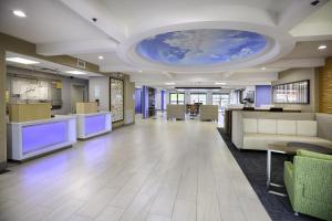 Lobbyn eller receptionsområdet på Holiday Inn Express Hotel & Suites Jacksonville-South, an IHG Hotel