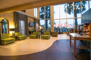 Lounge atau bar di Holiday Inn Express Hotel & Suites Houston North Intercontinental, an IHG Hotel