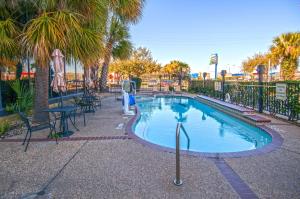 uma pequena piscina num parque com mesa e cadeiras em Holiday Inn Express Hotel & Suites Houston North Intercontinental, an IHG Hotel em Houston