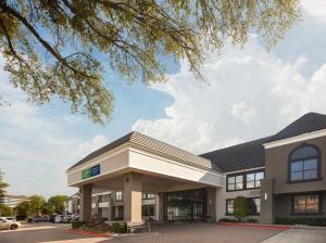a hospital building with a parking lot at Holiday Inn Express Hotel & Suites Irving DFW Airport North by IHG in Irving