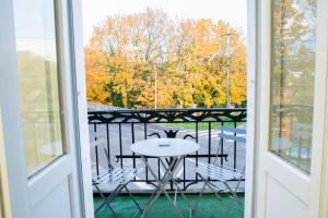 a patio with a table and chairs on a balcony at *Le Tendance appart* in Village-Neuf