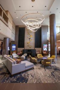 een lobby met een grote kroonluchter in een hotel bij Crowne Plaza Shenandoah - The Woodlands in The Woodlands