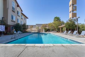 The swimming pool at or close to Holiday Inn Express Hotel & Suites Manteca, an IHG Hotel