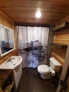 A bathroom at Deer Creek Pony Express Cabin