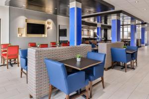 Restoran atau tempat lain untuk makan di Holiday Inn Express & Suites - Kansas City - Lee's Summit, an IHG Hotel