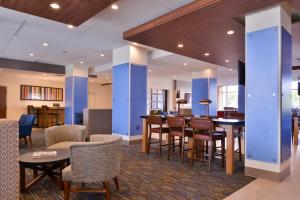 Ο χώρος του lounge ή του μπαρ στο Holiday Inn Express & Suites - Mall of America - MSP Airport, an IHG Hotel