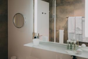 Koupelna v ubytování Hotel Dakota + 37 fotografií