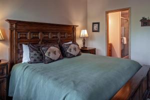 Ένα ή περισσότερα κρεβάτια σε δωμάτιο στο Corral at Breckenridge Raven Condo: Soaking Tub, Views +28 φωτογραφίες