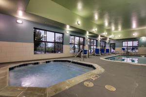 Bazén v ubytování Holiday Inn Express Hotel & Suites Morris by IHG nebo v jeho okolí