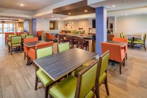 A restaurant or other place to eat at Holiday Inn Express Hotel & Suites Modesto-Salida, an IHG Hotel