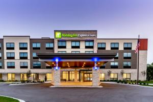 Un edificio de oficinas con un hotel enfrente. en Holiday Inn Express & Suites - Milwaukee West Allis by IHG, en West Allis