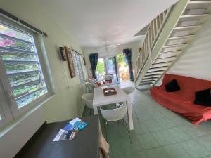 A seating area at Heliemar