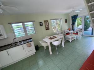 A kitchen or kitchenette at Heliemar