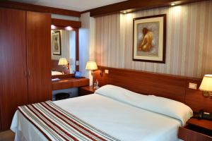 a hotel room with a bed and a mirror at REGAL HOTEL in Machala +44 photos