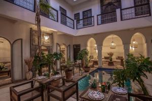 une piscine intérieure dans une maison ornée de plantes dans l'établissement Riad Farhan, à Marrakech