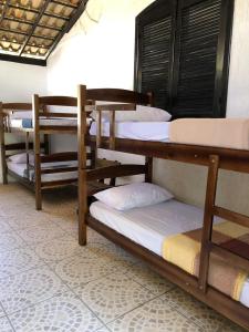 Katil dua tingkat atau katil-katil dua tingkat dalam bilik di Vibe House Arraial