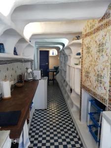 Una sala de tren con suelo a cuadros blancos y negros. en Casa El Grial, en Peñíscola