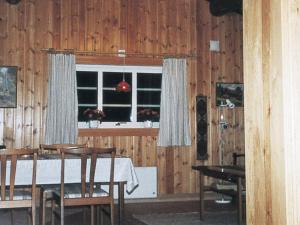 comedor con mesa, sillas y ventana en 4 person holiday home in TORSBY, en Mårbacken