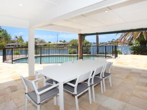 Gallery image of 4 bedroom house on canal, private beach, pool and pontoon in Maroochydore