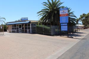 a street sign in front of a building at Discovery Parks - Port Augusta in Port Augusta