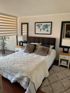 - une chambre avec un grand lit et 2 oreillers dans l'établissement MATI´S APARTAMENT, à Antofagasta