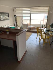 MATI´S APARTAMENT في أنتوفاغاستا: مطبخ وغرفة معيشة مع طاولة وكراسي