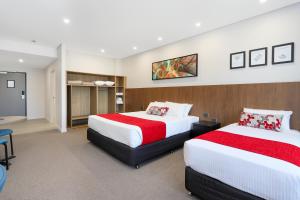 a hotel room with two beds and a tv at Gateway Motel in Vineyard