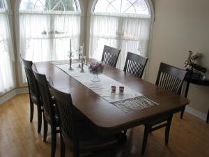 mesa de comedor de madera con sillas y mesa en Arnica Bed & Breakfast, en Niagara on the Lake