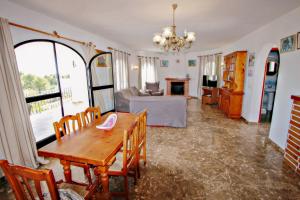 sala de estar con mesa y sofá en BVMorales - stunning sea view villa in Benissa, en Benissa