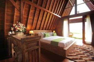 Llit o llits en una habitació de Alam Kawi Ubud Resort & Spa