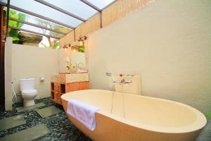 Kamar mandi di Alam Kawi Ubud Resort & Spa