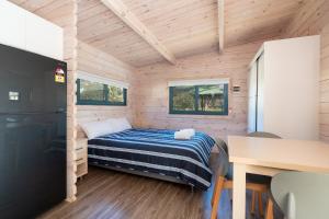 Säng eller sängar i ett rum på BIG4 Tasman Holiday Parks - Racecourse Beach
