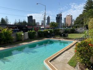 uma piscina com um horizonte urbano ao fundo em Linden Court Broadbeach em Gold Coast
