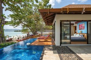 Bazén v ubytování The Briza Beach Resort, Samui - SHA Plus nebo v jeho okolí