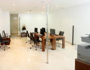 an office with desks and chairs with computers on them at Estelar Apartamentos Barranquilla in Barranquilla