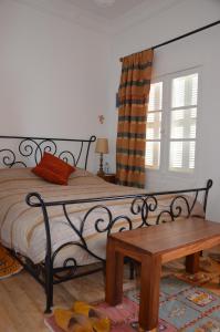 Una cama o camas en una habitación de Tanger Chez Habitant