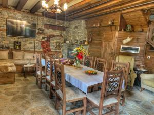 Restaurace v ubytování Къща за гости Родопски изгрев