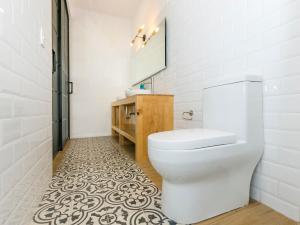 La salle de bains est pourvue de toilettes, d'un lavabo et d'un miroir. dans l'établissement hotel boutique lila&co, à Tonatico