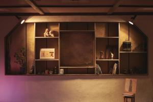 小谷村HA-MON Slope Side Hotel and Private Chalet的墙上的架子上配有微波炉