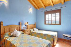 En eller flere senge i et værelse på Casa Rural Juzcar + 21 billeder