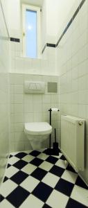 een witte badkamer met een toilet en een wastafel bij Highlight Apartment Naschmarkt in Wenen