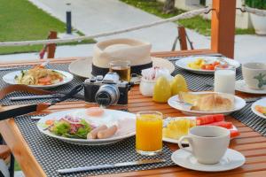 Opciones de desayuno disponibles en The Briza Beach Resort, Samui - SHA Plus
