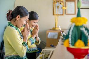 チャウエンにあるThe Briza Beach Resort, Samui - SHA Plusの二人の女性がノートパソコンの前に立っている